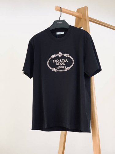 prada 普拉达 2025Ss春夏新品 时尚界的宠儿！尽显奢华品质。甄选优质面料打造，奢华与时尚的完美结合，以其精湛的工艺和独特的设计理念闻名于世，这款T恤更