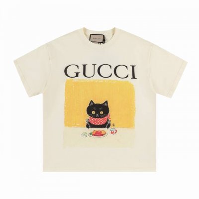 款号 70 gucci新品 无感印花 高克重短袖 选用客供定制针织100%纯棉面打造,面料手感细腻 厚实有质感的纯棉布 高密度的机织工艺 如棉絮般柔紧致舒适 有
