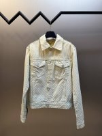 Lv Damier 渐变牛仔外套 本款牛仔夹克令Damier提花织纹呈现淡雅渐变，吹拂清新夏日气息。正绒面革Damier标签栖身背后，珠光金属纽扣彰显丹迪风尚，
