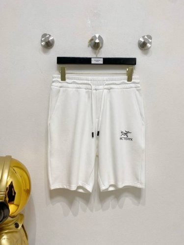 Arcteryx始祖鸟 新款来袭 2025春夏新款休闲裤短裤，进口高密度定制面料，舒适柔软亲肤，笔挺不易起皱，简单明了，超级百搭上身效果超级棒时尚百搭，笔挺有型