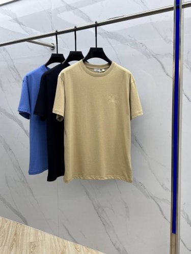 Burberry*巴宝莉 2025Fw春夏新品圆领打底外穿T恤，立体感Logo纯棉半袖 活性纯棉，手感面糯有骨感，柔而有韧性。工艺处理，韧性和抗皱性能得到大幅度
