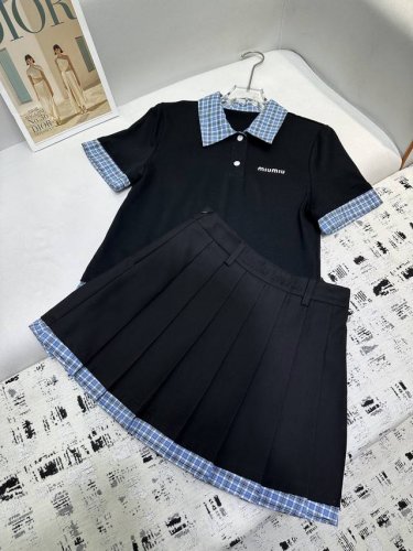 miumi* 25Ss新款翻领上衣+百折半裙套装 字母绣花装饰 拼接格子设计 两色三码 Sml