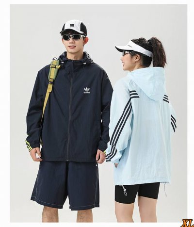 三叶草 独家实拍上新夏季高品质三条杠连帽新款衣男女同款防紫外线皮肤衣轻薄冰丝服防晒衣 本季主打 货源充足 放心主推 高端品质 经典设计 做工出色 经典百搭 上身