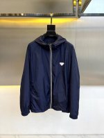P490 Prad 普拉、2025春夏男士男士徽标饰Re-Nylon夹克外套。选用客供进口Re-Nylon再生纤维材质，具有很好的透气性和舒适性，防风拒水不受环