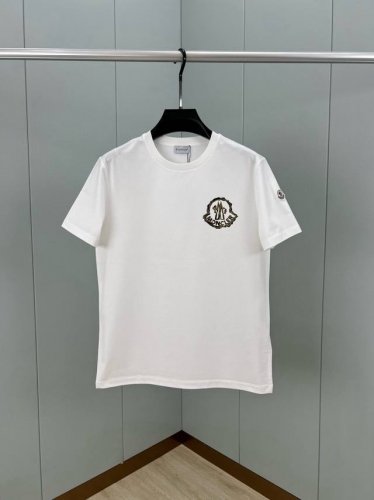 Moncler 25春夏新品3D不规则Logo印花标识短袖T恤，正面饰有白金 黑金不规则3D Logo印花，满满的设计感和质感采用定制80支双股丝光棉面料；黑色