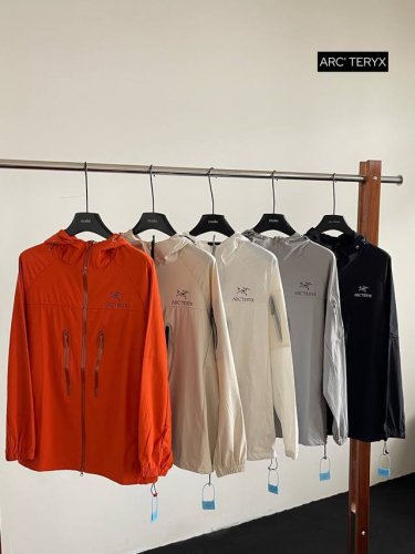皮肤衣防晒衣外套 卡其 浅灰 纯白 橙色 黑色 5色 尺码S到5Xl 25新款防晒衣 始祖鸟 经典版型 压胶款 ，超好透气性 舒适细腻 柔软亲肤， 专业防晒冰感