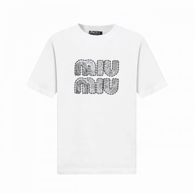 Miumiu 25Ss高版全新做法3D双重工艺，立体硅胶材质重工艺形成的Logo圆领短袖T恤。 定制240克同缸染面料 手感非常舒服 春夏最新砖柜同步 Os落肩