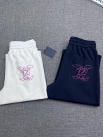lv驴牌2025夏季最新款男士休闲裤。专柜主打款，采用全客供面料，面料挺括有型，手感细腻丰润，垂感十足。一款最基础单品！简洁又极具设计感在运动服饰中，无疑是最时