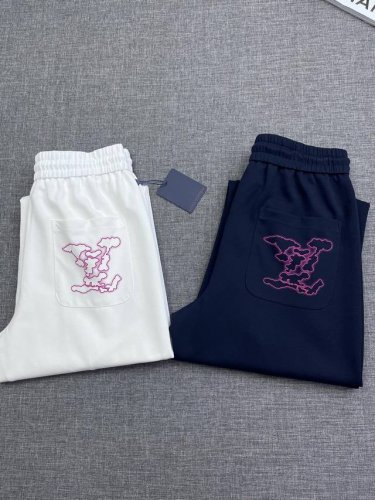 lv驴牌2025夏季最新款男士休闲裤。专柜主打款，采用全客供面料，面料挺括有型，手感细腻丰润，垂感十足。一款最基础单品！简洁又极具设计感在运动服饰中，无疑是最时
