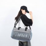 上新 模特图 款号:2519 高版本 Jordan多功能运动包 潮流新宠 实用随行 四色可选 雾霾蓝 黑色 卡其色 深蓝色