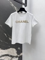 c家 25Ss 春夏新品小香刺绣Logo字母短袖T恤 面料柔软舒适 版型上身修身显瘦 百搭大气又好穿 清新简约的穿搭真的很爱 日常穿搭太需要了 夏日出行休闲必备