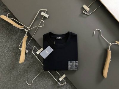 fend**合身版型M-Xxxl 25春夏顶级双F口袋重磅经典短袖，精致工艺专柜面料，顶级元素融合打造，经典短袖3标齐全，潮男时尚，无论是上身舒适度还是都是无可