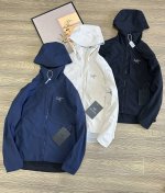 始祖鸟情侣款户外冲锋衣~ 重磅春款新款来袭，2 5年春秋最新款 Arc'teryx 始祖鸟软壳冲锋衣！ 专柜醉新版，兄弟千万别错过！ 先进压胶技术！采用专业止水