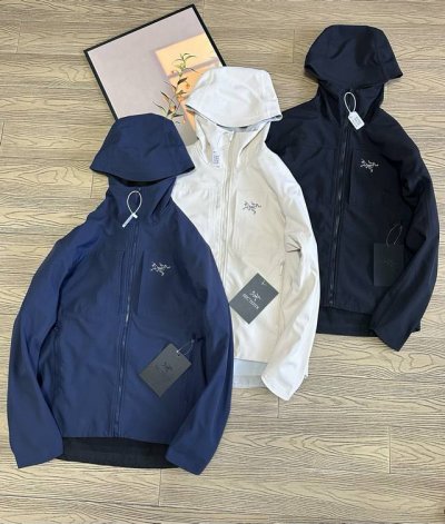 始祖鸟情侣款户外冲锋衣~ 重磅春款新款来袭，2 5年春秋最新款 Arc'teryx 始祖鸟软壳冲锋衣！ 专柜醉新版，兄弟千万别错过！ 先进压胶技术！采用专业止水