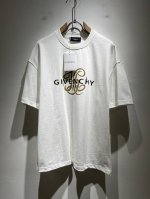 giv*Chy 纪*希2025春夏新款男女同款短袖T恤，主创时尚注入了全新时尚能量。通过探索各种题材和性感魅力，极具辨识度，引领全新街头时尚潮流。该款是G家独家