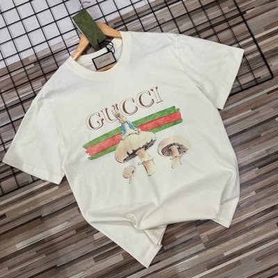 上新 古驰情侣款宽松版型女士短袖 Gucci 古驰夏季彼得兔石墨印花蘑菇云情侣款圆领短袖T恤，流氓兔彩色前福水印花。衣服印花怎么洗也不会掉落 双纱240G精梳棉