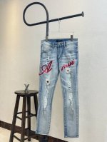 款号X137 Amiri 红色亮片破洞紧身牛仔裤顶级版本 男女同款 三标齐全 区别市场通货 随意对比 水洗裤身对花位剪裁缝纫 采用具有光泽感的丝光绣线 由意大利