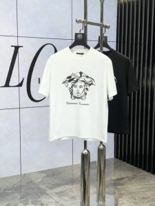 范思哲 2025春夏新品时尚圆领短袖高级定制百搭款式 更有实用感 任何人都可以轻松驾驭 采用欧棉纯棉面料制作 奢华经典品牌Logo设计 W非常显档次懂货的必须入