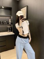 上新 Miu 缪缪 定制Logo撞色腰头阔腿裤～ 不挑剔身形要求 上身板板正正特别赞！超软超薄的牛仔长裤 复古优雅！ 颜色：蓝色 白色 码数：Sml S码推荐：