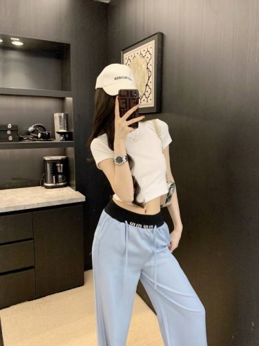 上新 Miu 缪缪 定制Logo撞色腰头阔腿裤～ 不挑剔身形要求 上身板板正正特别赞！超软超薄的牛仔长裤 复古优雅！ 颜色：蓝色 白色 码数：Sml S码推荐：