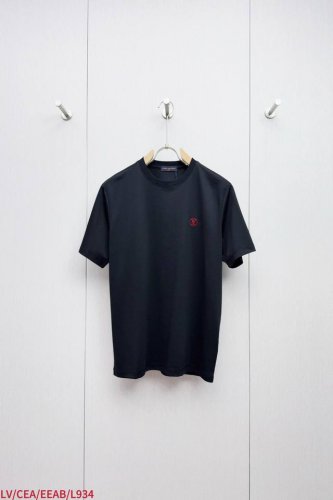 l934 Lv路易威登 大V红色经典徽章刺绣标短袖T恤 一年四季必备的基础款单品，时髦百搭的经典T！法式奢华臻选，简约大气又逼格满分的短袖，胸前经典红色徽章刺绣