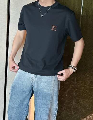 h 2025春夏新款男士短袖T恤，全新升级百搭基础款，低调奢华，品格之选！甄选进口丝光棉打造而成，吸湿性好，舒适透气，享受轻薄轻松自在的穿着体验，有着超强的垂直