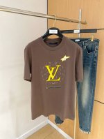 lv2025春夏新款男女同款短袖T恤，最新款全网独家首上！！~既经典有时尚百搭，谁不爱啊，将经典再次展现，非常的耐看，自带低奢光环与辨识度！传统的品牌理念和现代