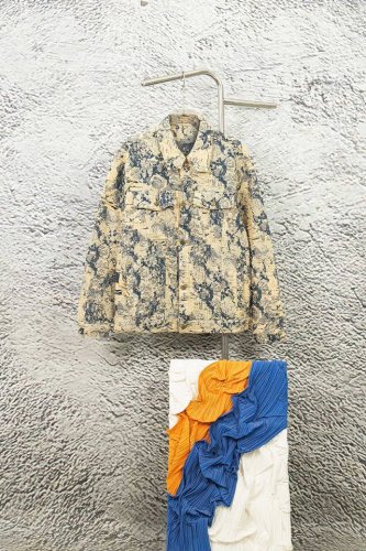 款号：Y125 Louis Vuitton路易威登Lv破坏花卉玫瑰提花重工水洗流苏牛仔衣外套夹克 满满的设计感，是驴家本年度最有诚意的一款牛仔外套，流苏毛线下隐