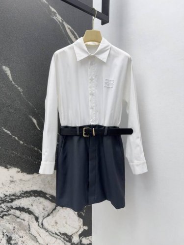 miu 25Ss 春夏新品衬衫半裙假两件设计拼接连衣裙 高阶通勤范轻松拿捏 妥妥的出圈时髦又带一点正式感 宽松衬衫拼接高腰半裙轻松显高显瘦 配送腰带哦 简单又高