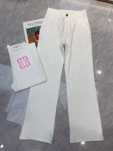 新款 纪梵希 Logo印花字母牛仔裤 日常穿搭推荐 百搭第一名的白色直筒裤 不管是T恤或者衬衫搭配都好看 直筒版型剪裁 轻松拉长双腿比例感 显高又藏肉 高弹面料