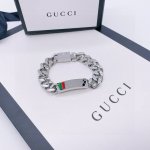 Gucci粗手链高品质代版本全套包装 链型特别好显得人很帅气硬朗男女都可以看似简单的首饰包含了满满的爱意，看了着实让人特别向往美好的爱情Gucci倾心打造将Gu