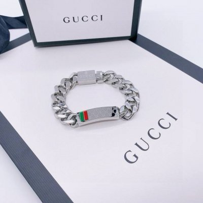 Gucci粗手链高品质代版本全套包装 链型特别好显得人很帅气硬朗男女都可以看似简单的首饰包含了满满的爱意，看了着实让人特别向往美好的爱情Gucci倾心打造将Gu