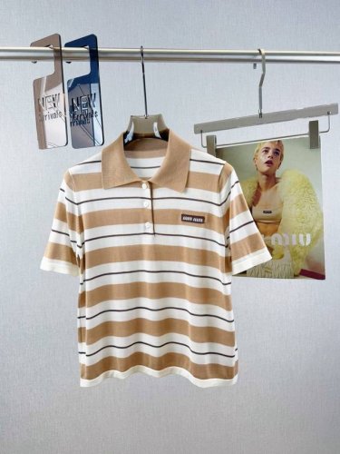 miumiu Polo领条纹短袖 100%天丝 天丝质感柔软，手感爽滑，有真丝的丝滑手感，又具备吸湿排汗性，上身轻盈柔软 半开式衣襟设计，胸前字母贴布Logo徽