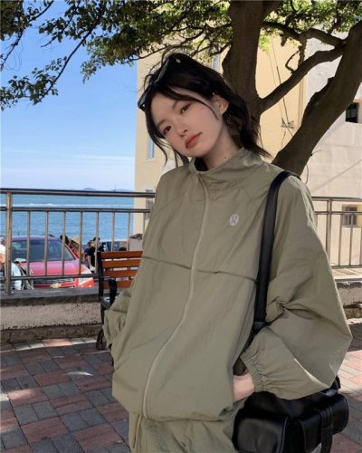 露露乐蒙Lululemon 冰丝速干防晒套装 哇塞哇塞，今天必须要给大家分享一下我新入手的这套超惊艳的美式运动服冲锋衣外套春夏短裙工装潮宽松两件套呀！ 先来说说