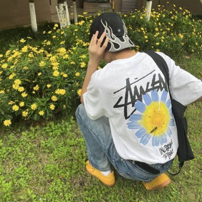 stussy 斯图西22Fw 小雏菊短袖半袖T恤 采用260G双纱100%新疆精梳纯棉面料 采用过肩拉条工艺，百洗不变形！ -采用高端印花，百洗不开裂！ 宽松版