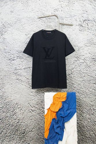款号：Y121 新款Louis Vuitton路易威登小毛巾绣短袖 重工刺绣 密度及好 区别市场版本 料采用 %进口棉！高密度进口270克重面料 高温染色 后定
