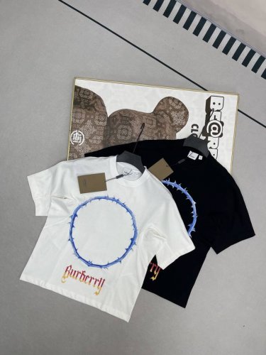 纯原臻品 顶级原版复刻 Burberry 巴宝莉 荆棘拼徽标印花宽松休闲套头短袖T恤 情侣款 纯色 还在寻觅独特又浪漫的情侣装？Burberry 博柏利的荆棘拼