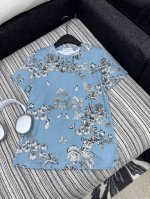 爆款现货 原单品质 Dio*｜2025新品圆领印花 定制Yb全棉材质 透气舒适 质感十足 常规短袖T恤裁剪 凸显品牌格调 采用克重纯棉制成 略带有弹力 呈现显瘦