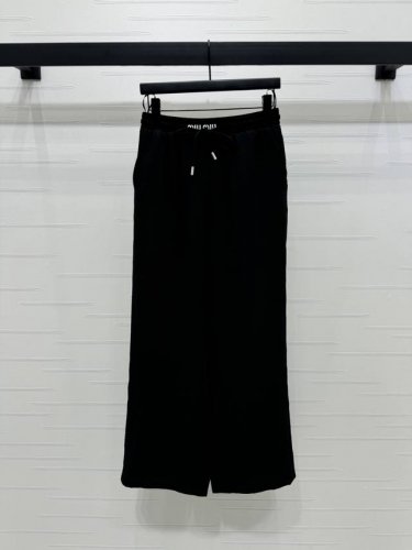 上新原单高端品质 Miumi*2025春夏最新系列！镂空直筒长裤！定制进口棉麻材质 质感十足 工艺处理 裤腿外侧沿用水溶花镂空设计 增添造型层次感 腰间点缀标志