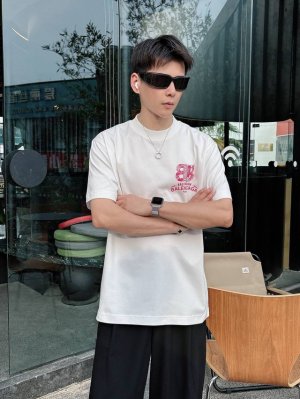 巴黎世家 2025春夏新款男女同款短袖T恤 定制专属纯棉面料 定制原版工艺螺纹 胸前重工字母Logo工艺设计 简约大方 从容百搭 档次极高 完美融入时尚还有风情