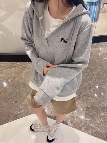 特价 Miumiu 复古卫衣，春季时尚的百搭宝藏 宝子们，春天的时尚密码被我找到了，就是 Miumiu 这件复古假两件百搭卫衣！它一上身，春季氛围感瞬间拉满，绝