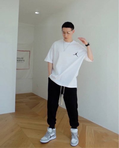 上新！标志Logo，化繁为简！Jordan 乔丹极简的设计转化为服装语言，就如这件基础短袖T恤，有着极其细腻的面料质感，平淡中无处不透入极简高级质感！ 简单、个