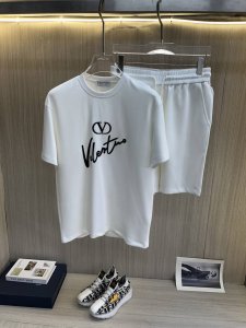 valentino华伦天奴 2025新款套装采用客供独家进口定制面料，面料表面非常有质感显而易见，上身透气轻薄十分舒适，细节处彰显设计特色与精湛工艺，整体细节美