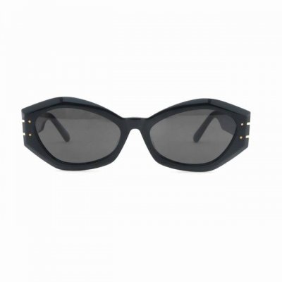 Dior 迪奥B1U蝶形镜框太阳镜 黑色 这款 Diorsignature B1U 太阳眼镜来自经典系列，搭配蝴蝶形镜框，是一款时尚醒目的单品。黑色醋酸纤维镜框