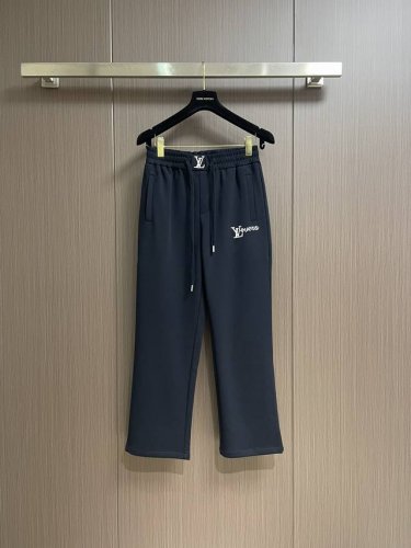 lv 2025春夏新款松紧腰休闲裤 前后标识Logo图案刺绣修饰 采用双压线缝制 劈裂度达到最高级别 定制纯棉面料光滑柔顺 垂顺感极佳人体穿上去非常舒适亲肤 耐
