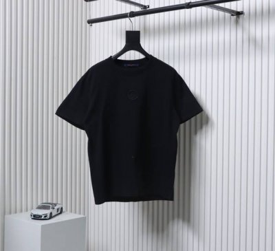 Louis Vuitton 路易威登 25Ss 前后刺绣Logo短袖 采用300G双纱重磅面料，1:1螺纹，手感柔软舒适，上身亲肤透气，垂感佳，胸口小标老花刺绣