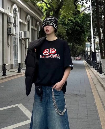 重磅版本 巴黎世家Balenciaga红白叠加串线字母胸前印花情侣圆领短袖T恤 颜色：黑色 尺码：M L Xl 面料：重磅300G纯棉新疆长绒棉 工艺：紧密赛洛