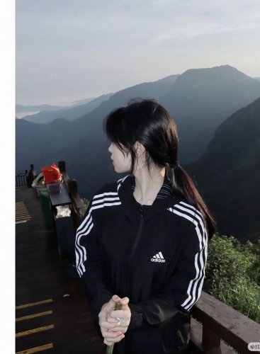 240 原版购入 三叶草 阿迪 运动长袖夹克外套 男女同款 情侣款基础款百年不过时的好款。宽松版型大版，去年羽绒服的爆款同款。 三条杠。衣服也分三六九等 非常爆