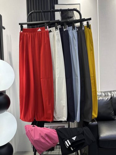 balenciaga 巴黎世家 新款腰Logo刺绣拼条休闲裤 定制速干运动面料 裤脚可调节两穿 中高腰搭配小短款上衣 绝绝子 夏日必备单品 时尚减龄 颜色多多