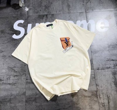 lv系列 专柜款复古情侣 印花短袖T落肩袖 重磅280G精梳棉材质 透气舒适 版型宽松 进口外贸级专柜印花，随意搓洗不褪色不变形。 情侣款 男女同款哦